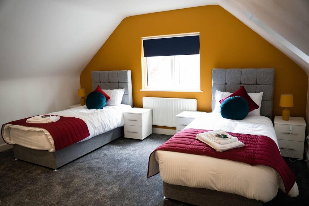Remarkable 5-bed House in Horley view 3