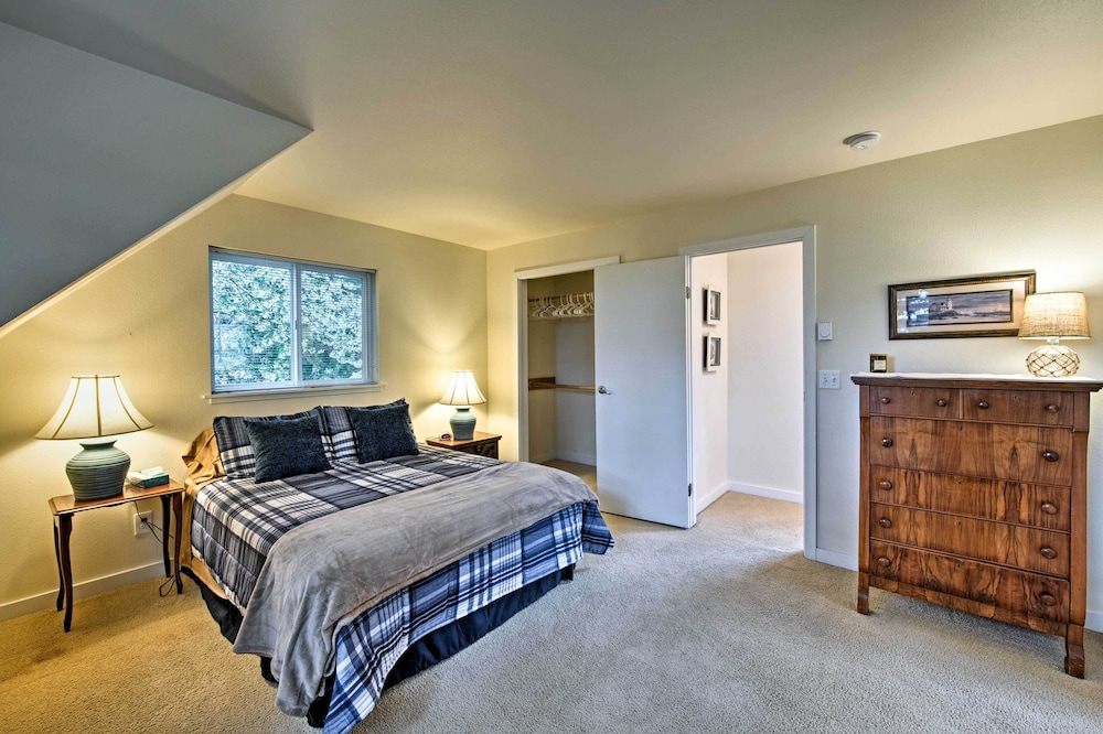 Charming Indianola Home: Walk to Town! view 5