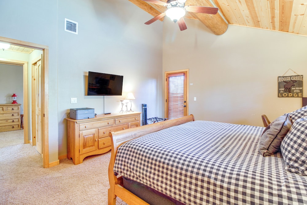 Fire Pit: Cozy Winter Cabin, 45 Mi to Sunrise Park