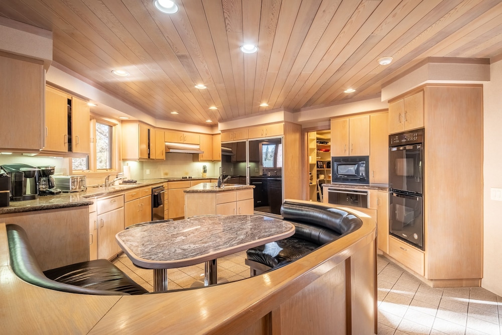 Heavenly Valley by Avantstay Home w Pool Sauna Hot Tub Game Room Tennis Crt Basketball Crt