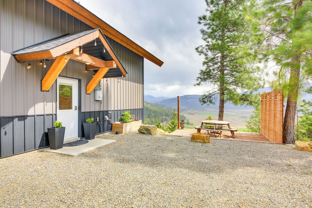 Mtn & River-view Gem w/ Balcony in Bonners Ferry