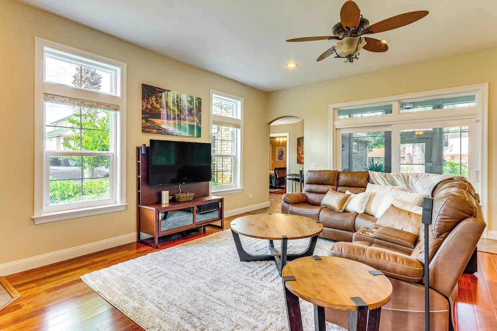 Steps to Bay: Tranquil Navarre Retreat w/ Balcony