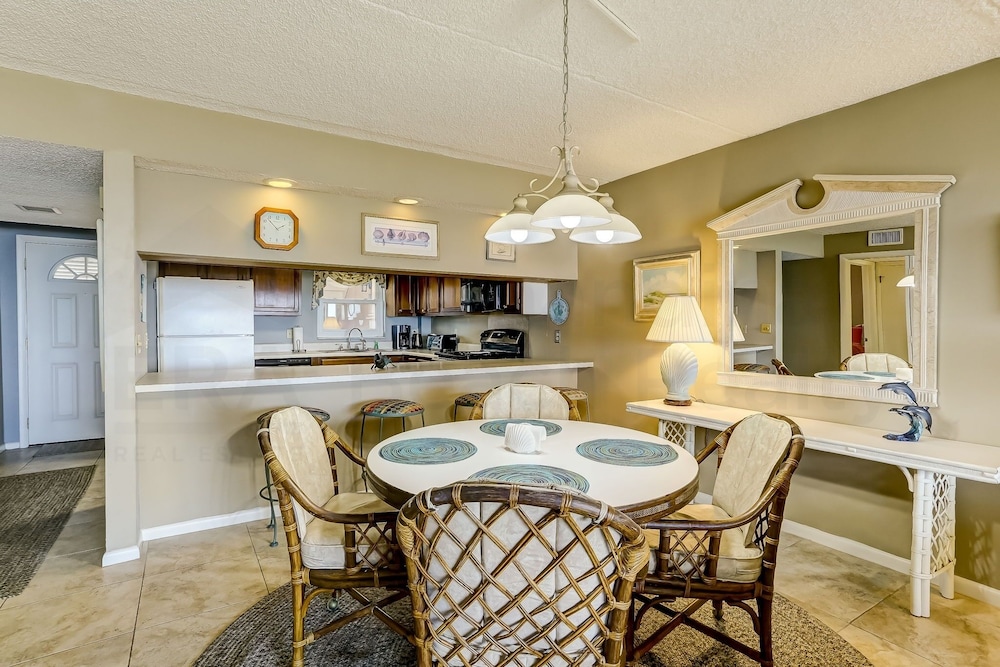 Ocean View Condo, Easy Acces to the Pool and Private Walkway to the Beach by RedAwning