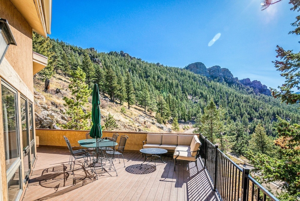 Cedar Upper Luxury Vacation At Windcliff 3 Bedroom Home by RedAwning - Property Image 5