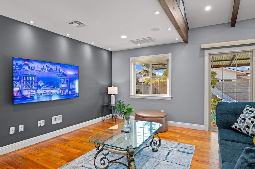 Luxury Estate With Sparkling Pool Elegant Amenities