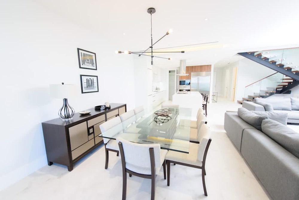 4 Bedroom Cable Beach Condo With Balcony
