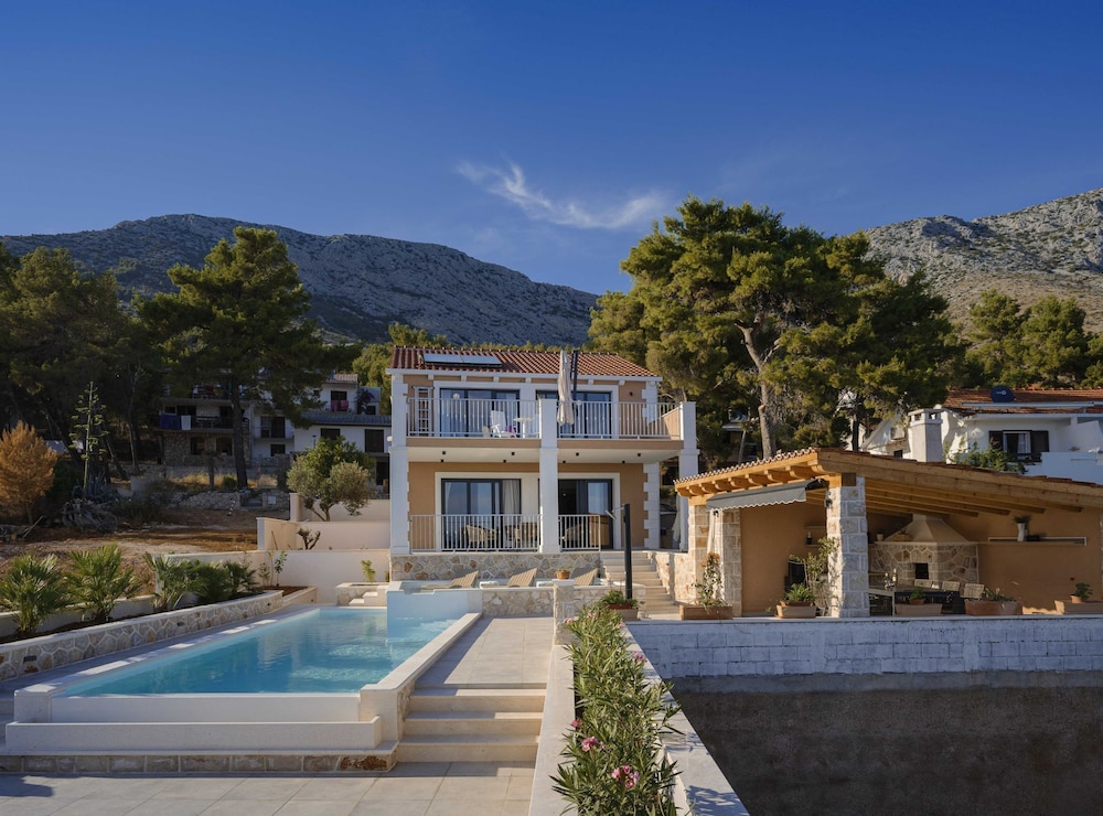 Sunlit Shores Beach Villa With Pool, Gym and Sauna