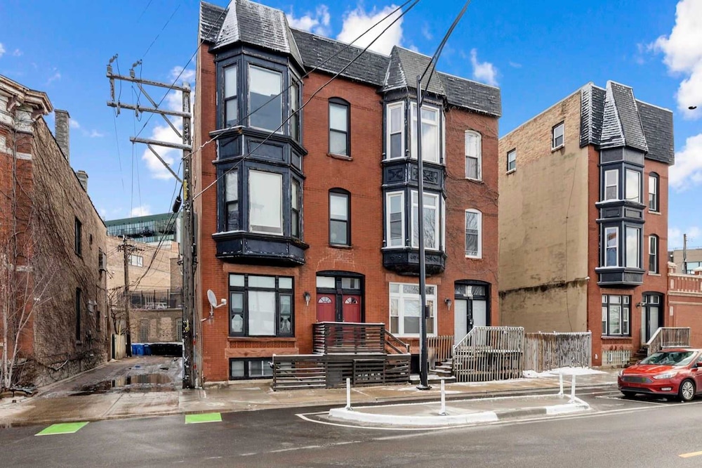 Cozy 2 Bed Home by West Loop With Parking Laundry