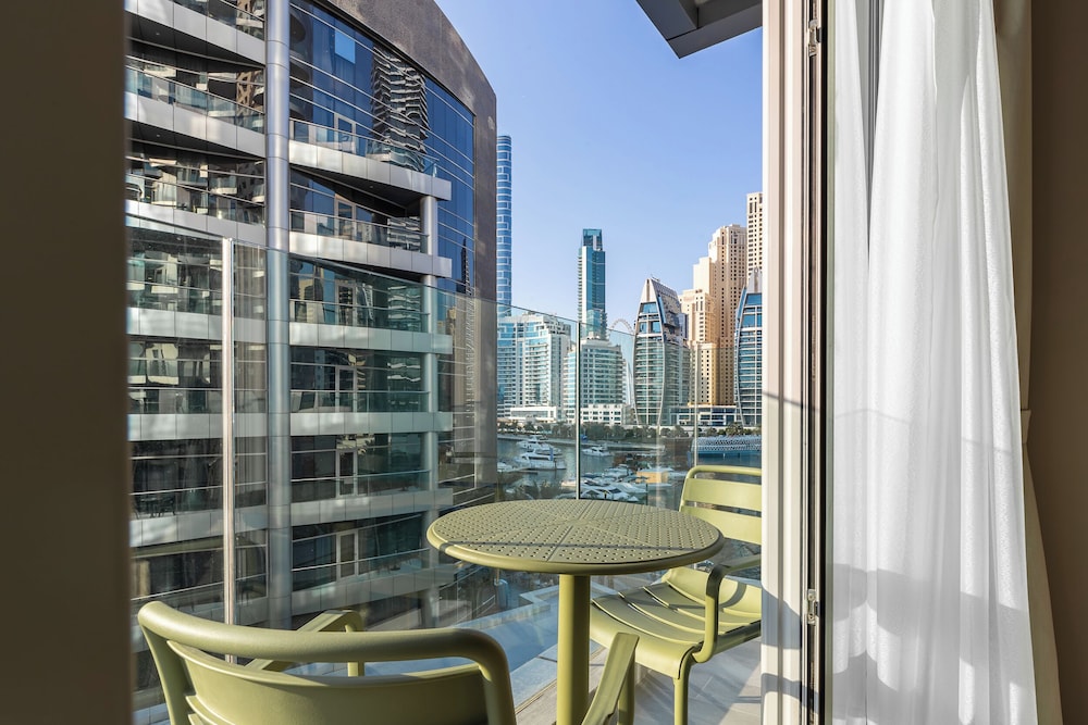 SIMPLY COMFORT  Bright Apartments Steps from Marina Walk