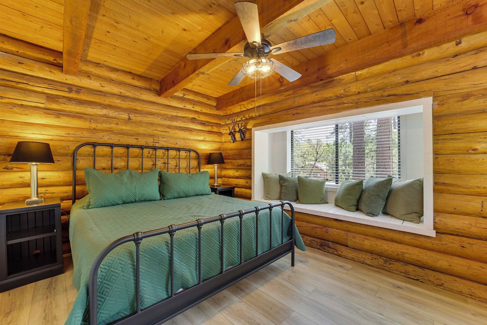 Covered Deck, Private Acreage: Log Cabin in Pine