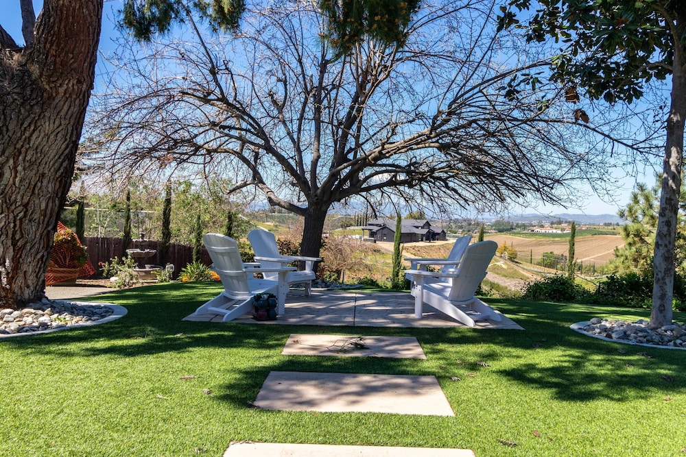 Chateau Syrah by Avantstay Picturesque Estate w Pool Hot Tub Pool Table Table Tennis New Pickleball Court Basketball Hoop