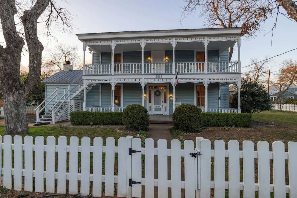 Victorian Escape-pool & Hot Tub!