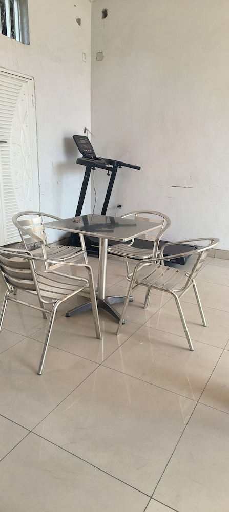 Serene 5-bedroom Apartment in Kinshasa's 10ème Rue Limete-résidentiel