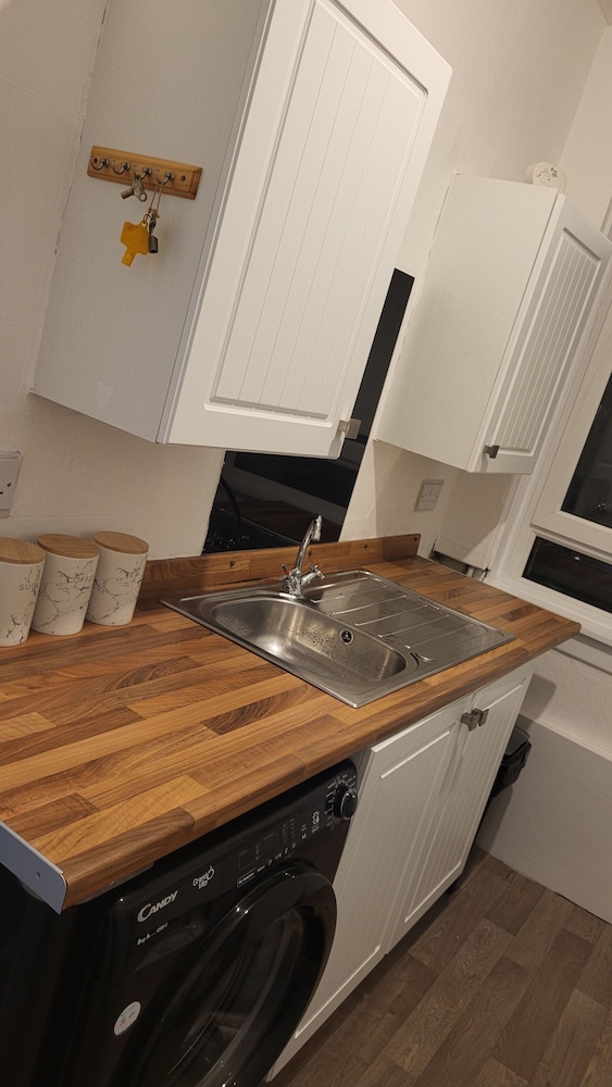 Charming 1-bed Apartment in Kilmacolm view 3
