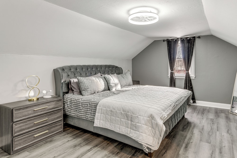 2 Mi to Airport: High-end Cheektowaga Home!