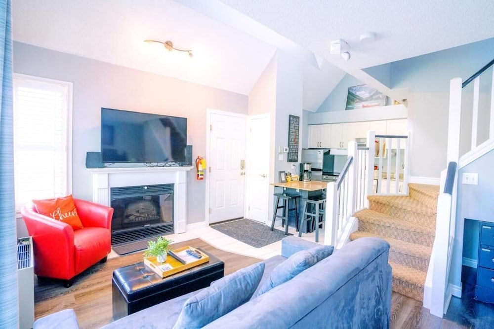 Gorgeous Loft in Heart of Blue Mountain