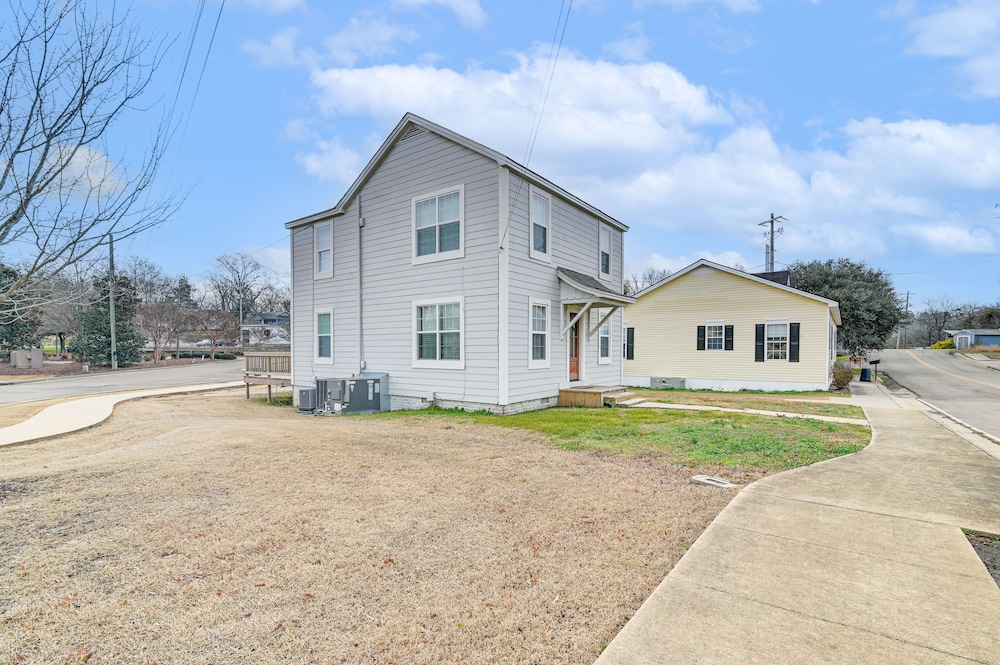 Charming Abode ~ 2 Mi to Mississippi State Campus! view 2