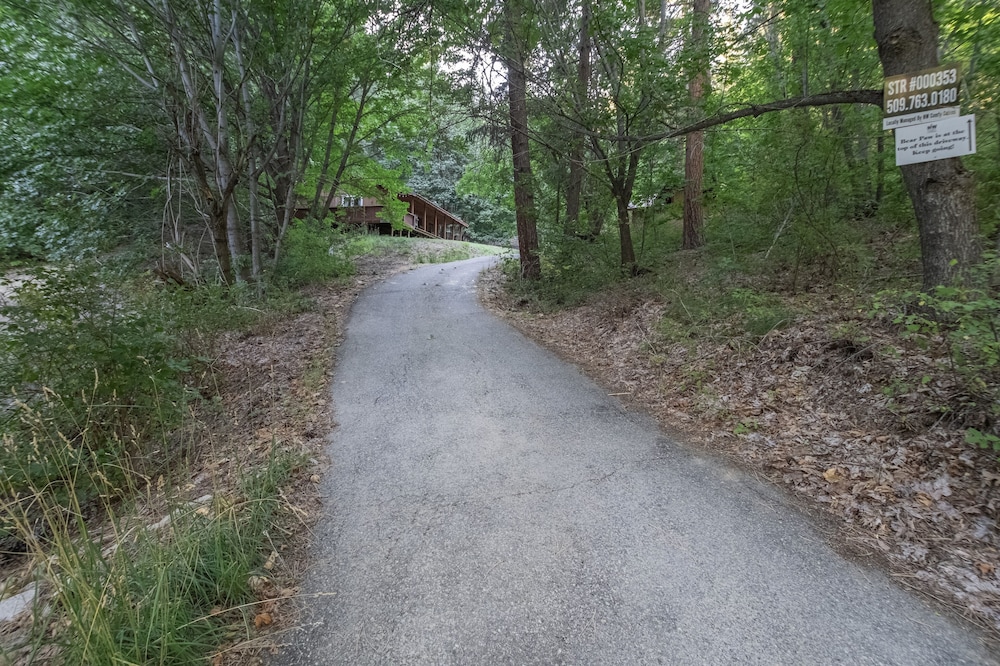 Bear Paw 2 Bedroom Home by NW Comfy Cabins by RedAwning view 5