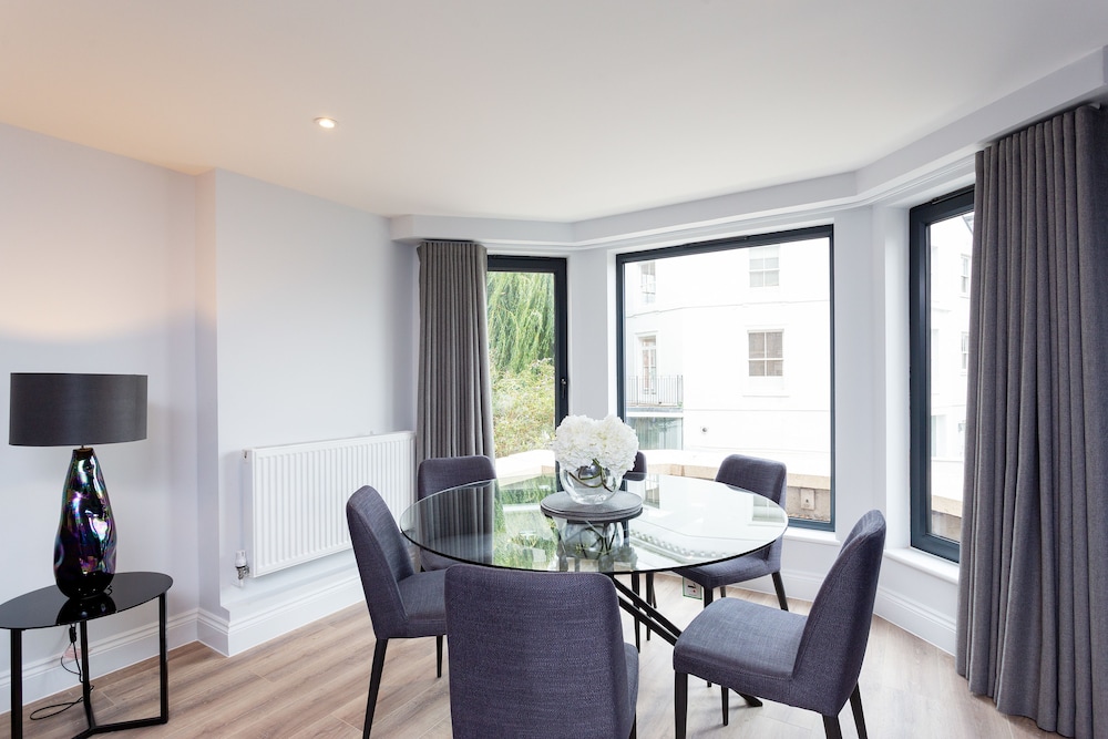 The Carlyle - Elegant Serviced Apartments