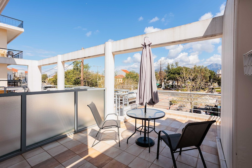 Filiatra Cozy Cental Retreats With Balconies
