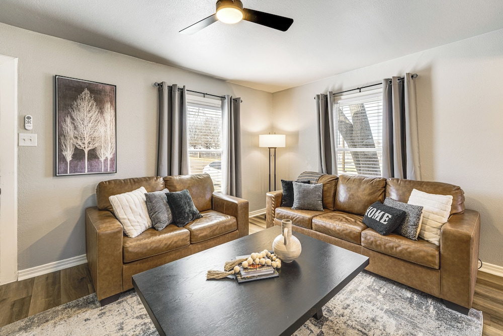 Walk to At&t Stadium: Home w/ Patio & BBQ