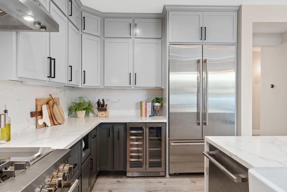 Luxury Retreat Home w Hot Tub - Property Image 18