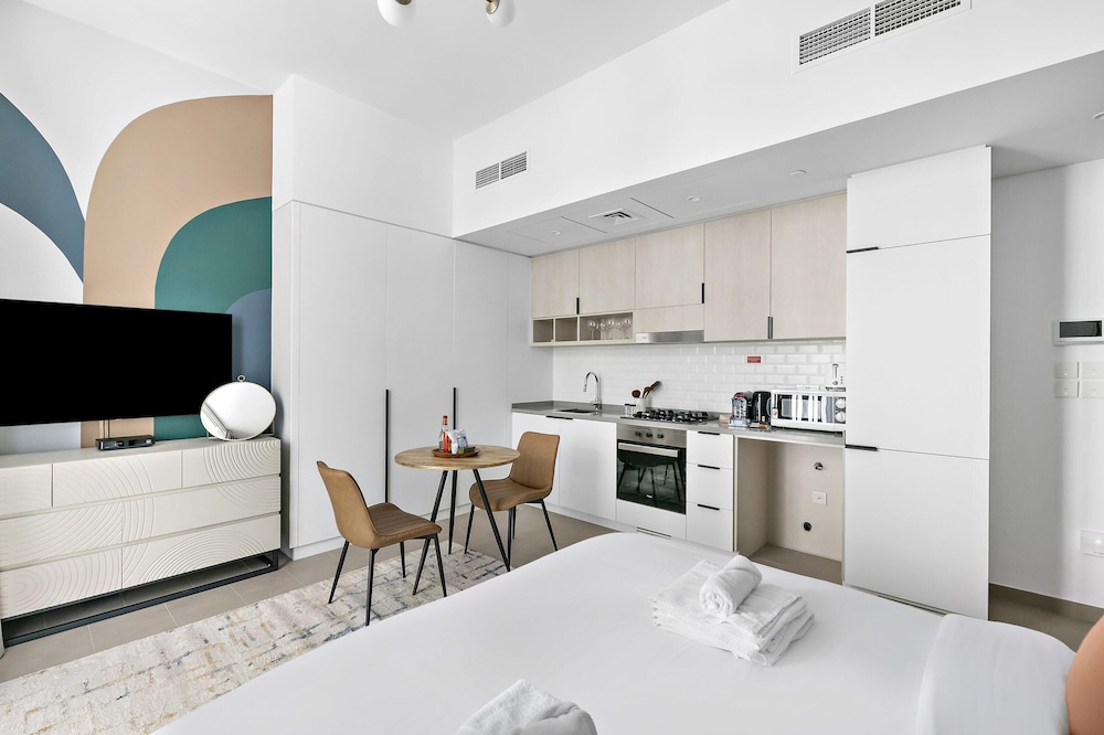 Silkhaus New Modern in JVC Convenient Location