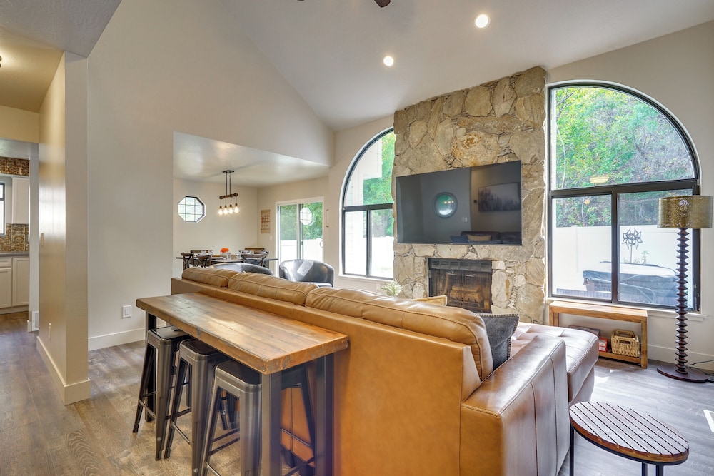 Mtn Views & Canyon Access: Cottonwood Heights Home