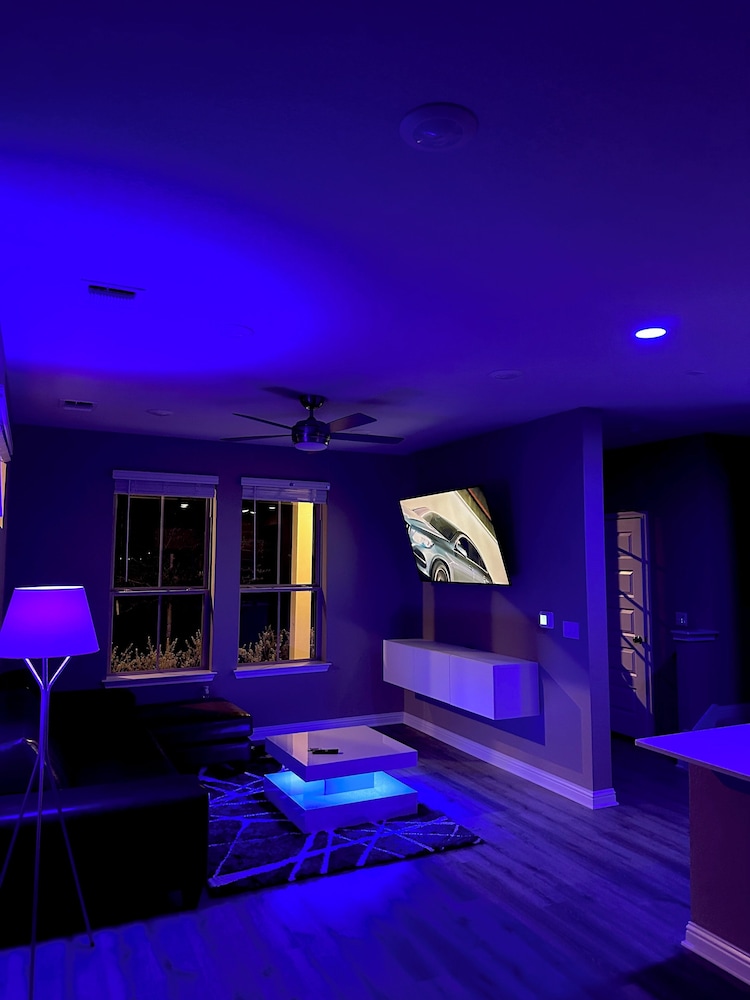 Luxury 2S Condo Hot Tub Gym Pool Airport
