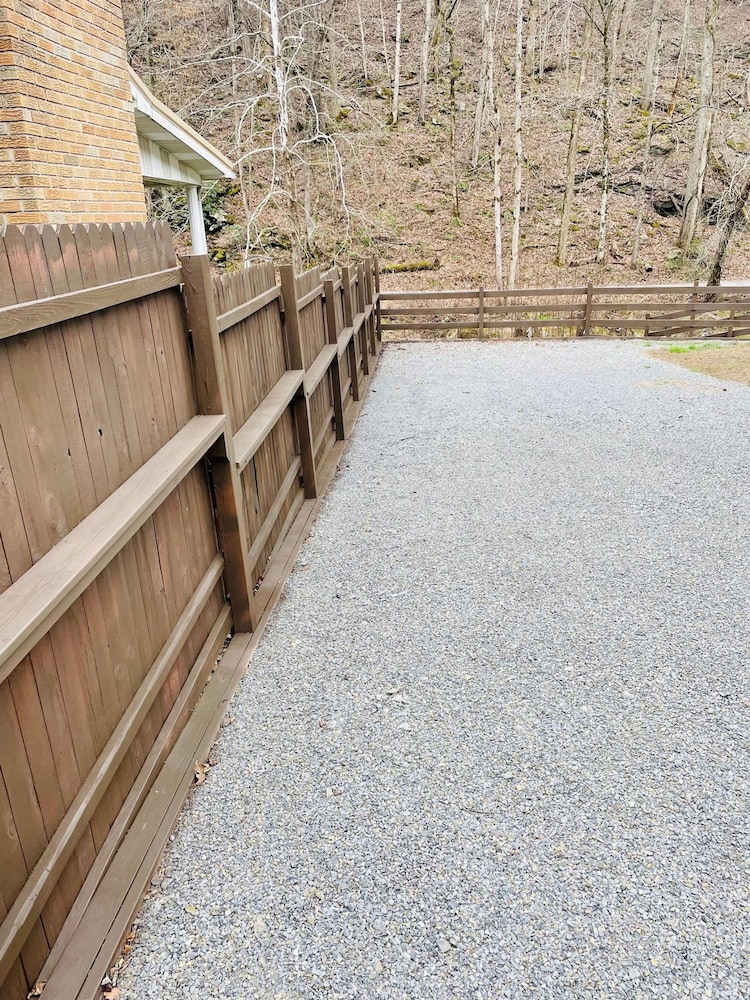 Ellis House Trail Lodging Sleeps 16