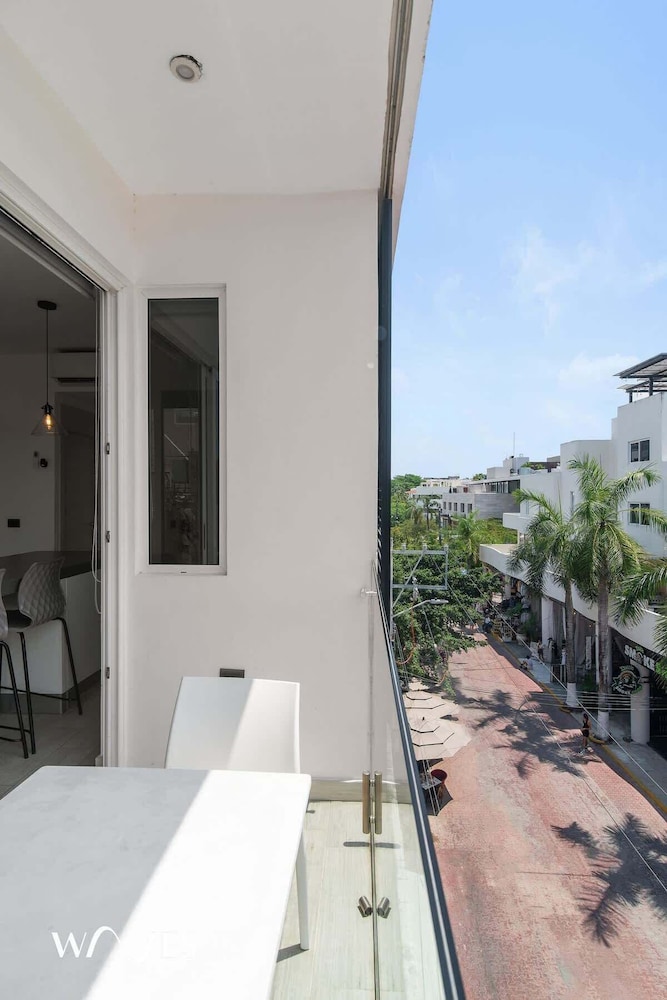 1 Br. W/5th Avenue View Steps From the Beach