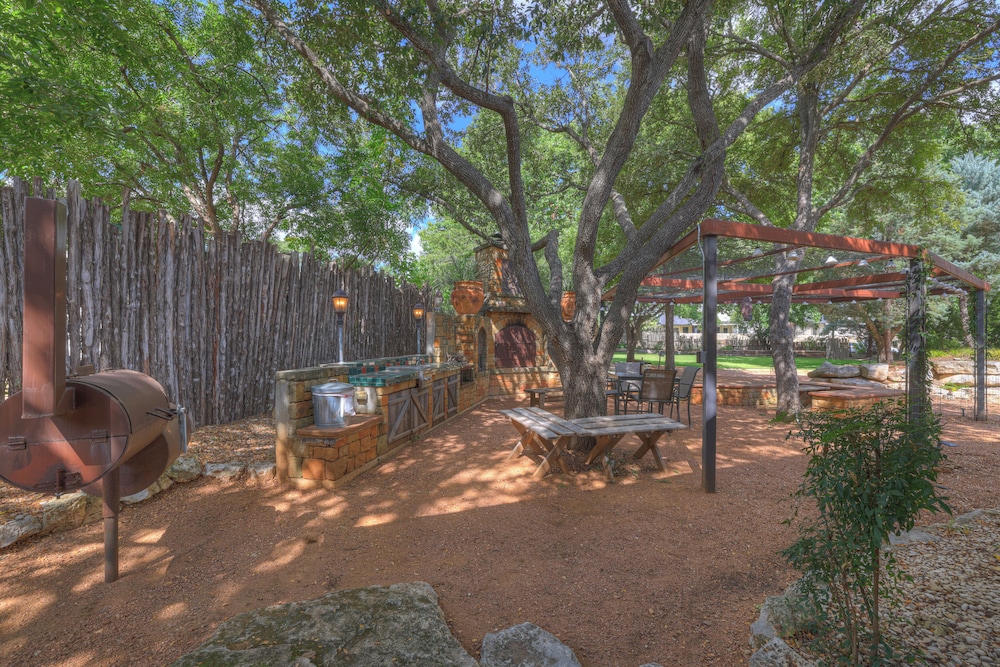 The Willows Casa Grande + Sundown Suite Sleeps 13 - Close to Main St