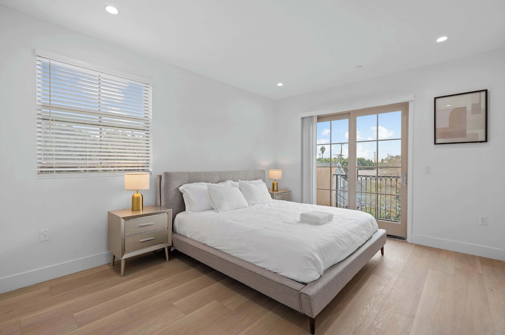 Not Affected by the Fire/modern Spacious Home With Parking & Fully Equipped Kitchen #3
