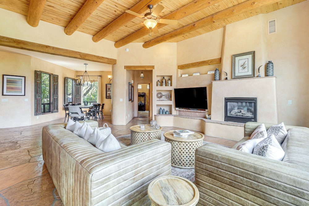 1/2 Mi to Airport Mesa! Hot Tub Haven w/ Mtn Views
