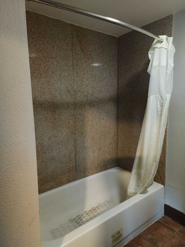 American Inn & Suites By Capital O Victoria US-59