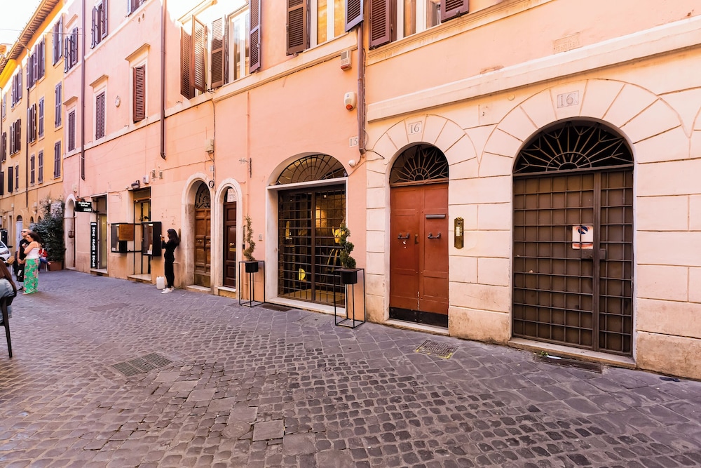 Spanish Steps Spacious Apartment