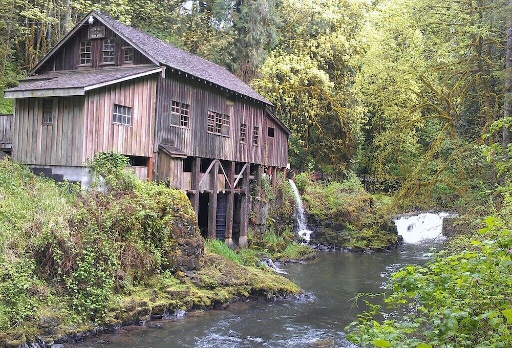 MapleRidge House: A BnB For All Seasons!