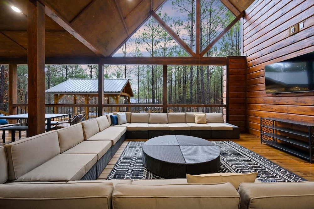 Massive Hochatown Lodge w spa Basketball More