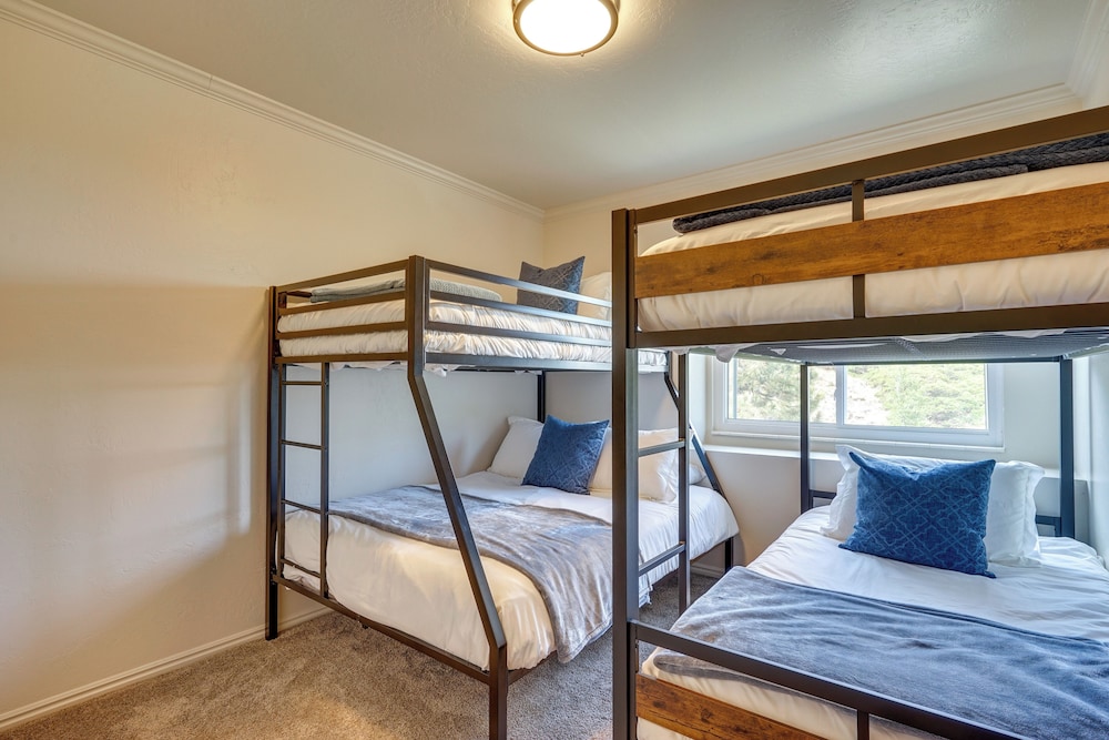 Mtn Views & Canyon Access: Cottonwood Heights Home