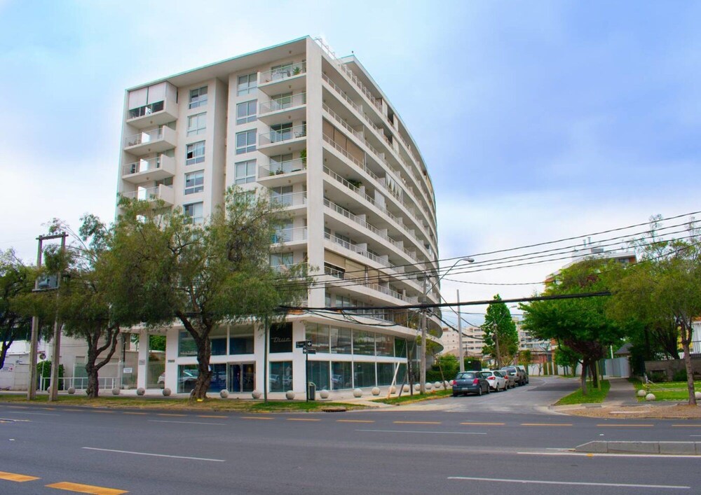 Stylish 1BR Apt w Top Location Metro Pool Gym