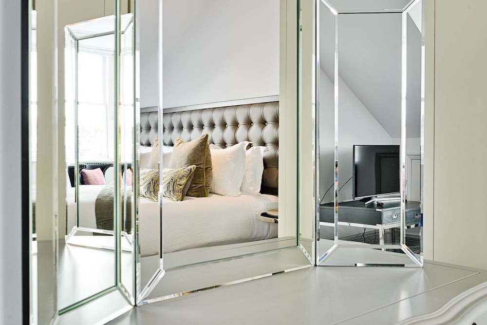 JOIVY Luxury George Street Apartments: Castle Suite view 5