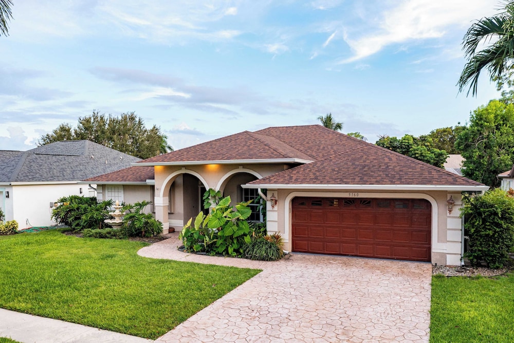 Private Pool, Firepit, Game Room Mins to Beaches + Community Amenities Casa Solara by Avantstay