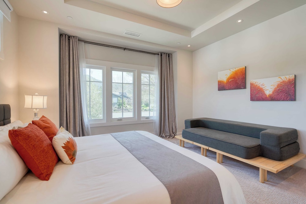 Luxe, Pool, Spa, Fire Pit, Game Room, Piano Sonoma Pool Retreat by Avantstay