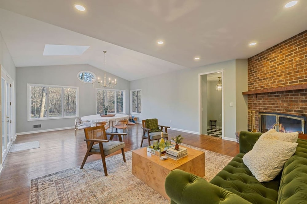 Peaceful Mini Mansion Sleeps 18