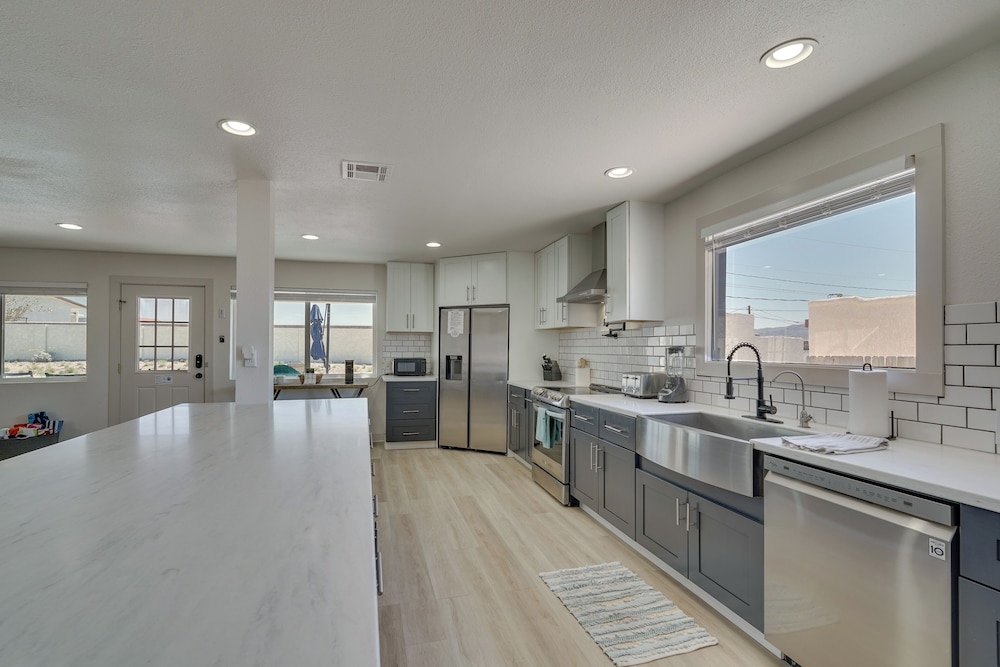 Pool, Game Room, Hot Tub: Lake Havasu City Oasis!