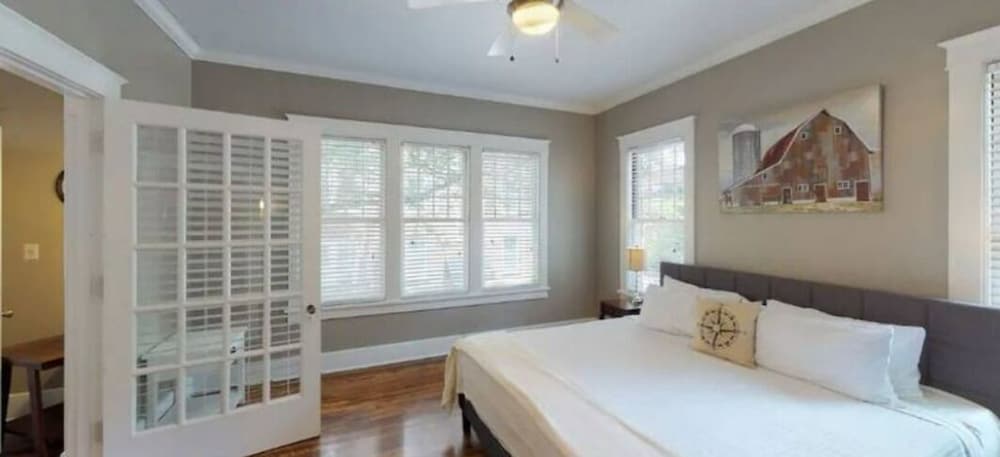 Large Group Downtown Rental - Westend view 3