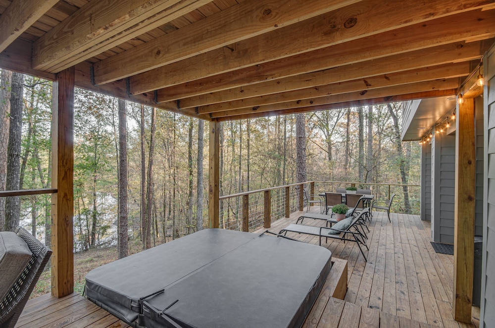 Mississippi Retreat w/ Hot Tub, Deck & Lake Views!
