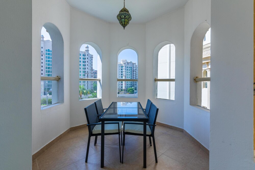 Stylish Apt With Large Patio Close to the Beach
