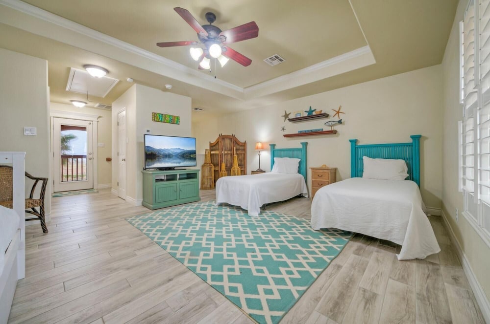 Walk to the Beach Avantstay Golf Cart Brdwalk