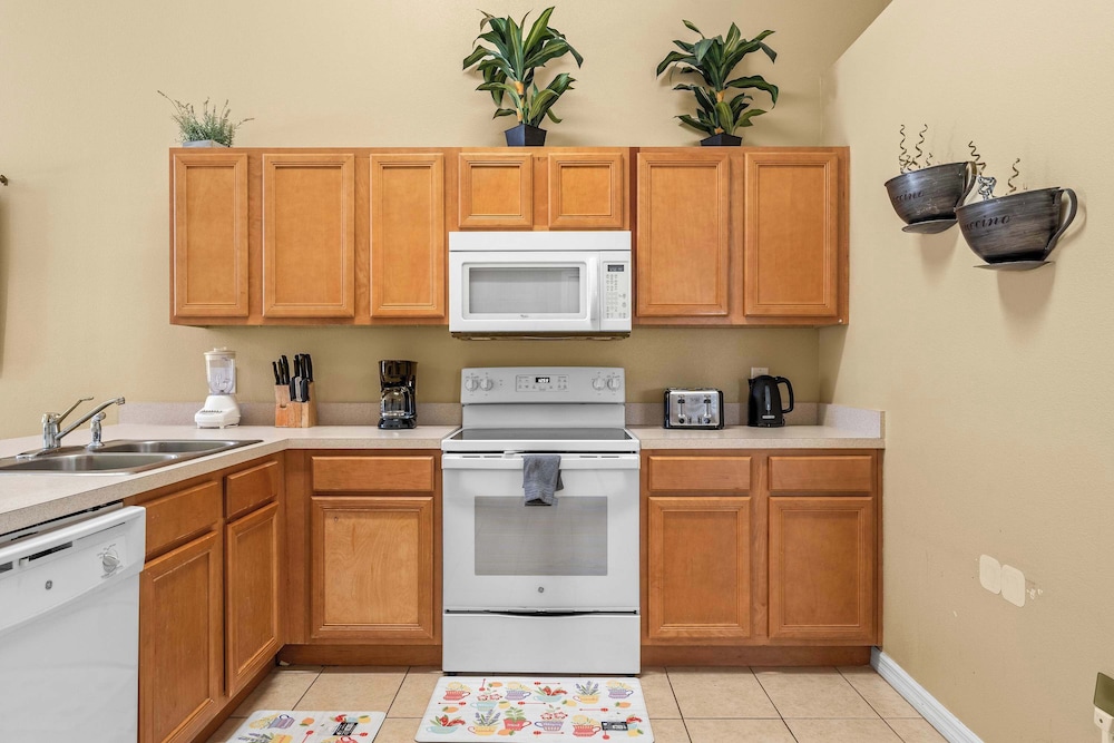 Tropical Oasis on Hypolita